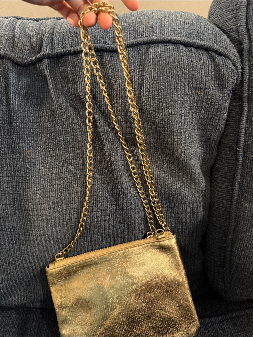 Elegant Metallic Gold Chain Crossbody Bag for Women - Picture 4 of 6